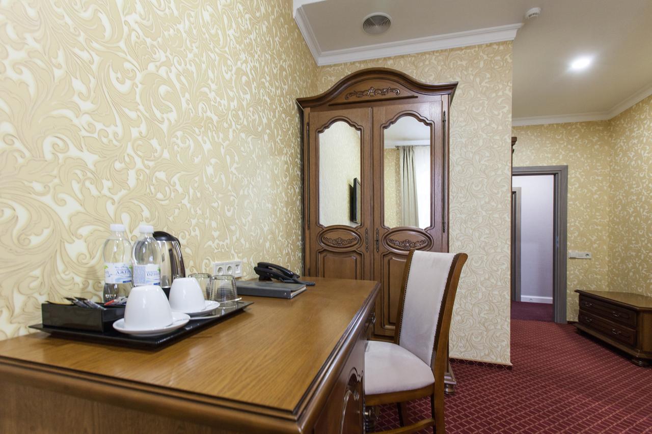 West Park Hotel Sofiivska Borshchahivka Ngoại thất bức ảnh