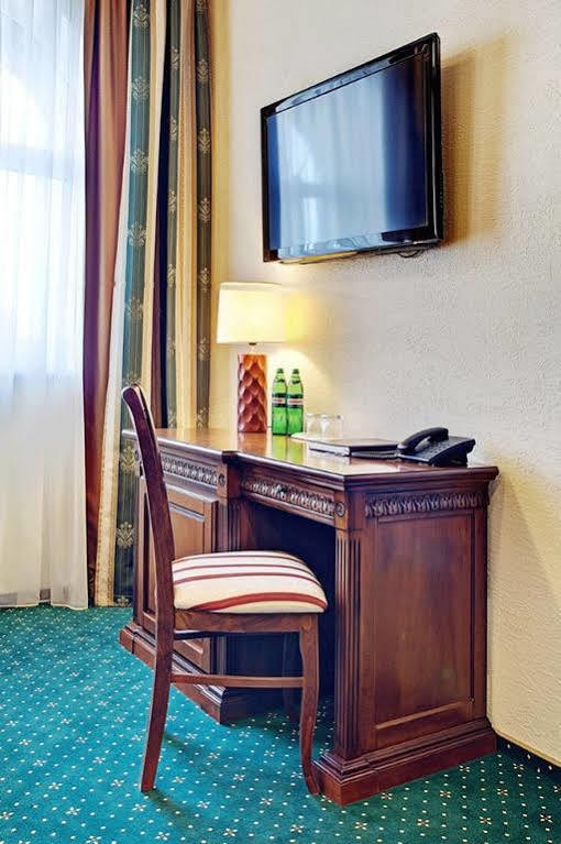 West Park Hotel Sofiivska Borshchahivka Ngoại thất bức ảnh