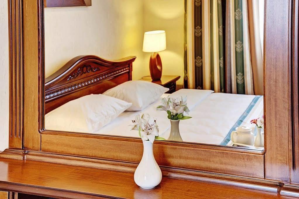 West Park Hotel Sofiivska Borshchahivka Ngoại thất bức ảnh